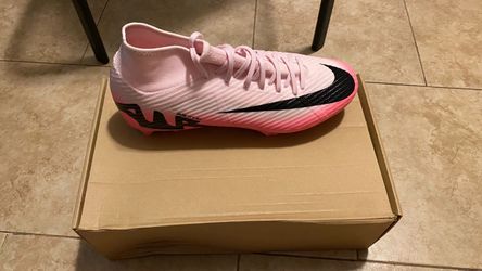 Soccer shoes