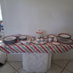 Christmas Dinnerware 32 Pcs
