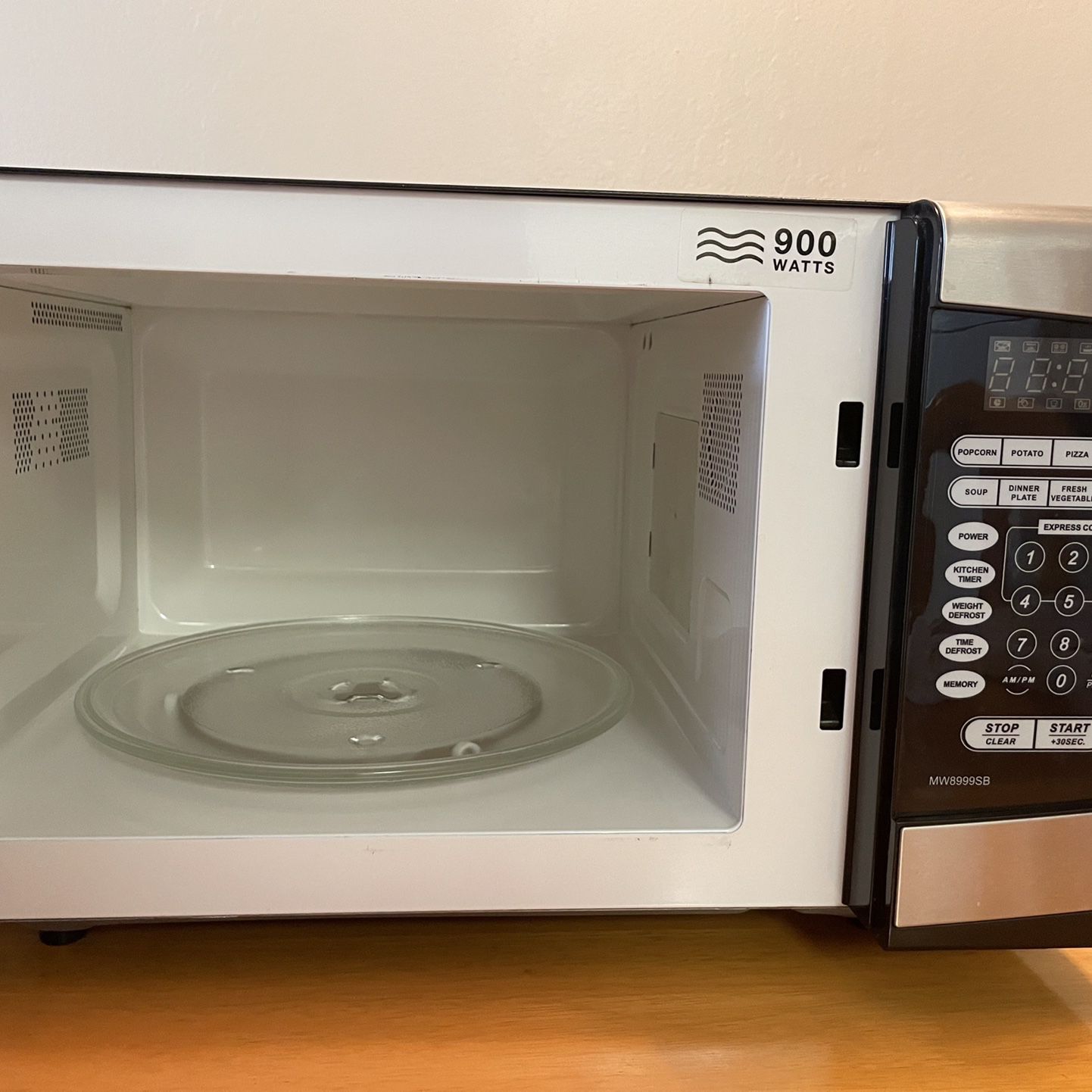BLACK+DECKER 0.9 cu ft 900W Microwave Oven - Stainless Steel for Sale in  Dallas, TX - OfferUp