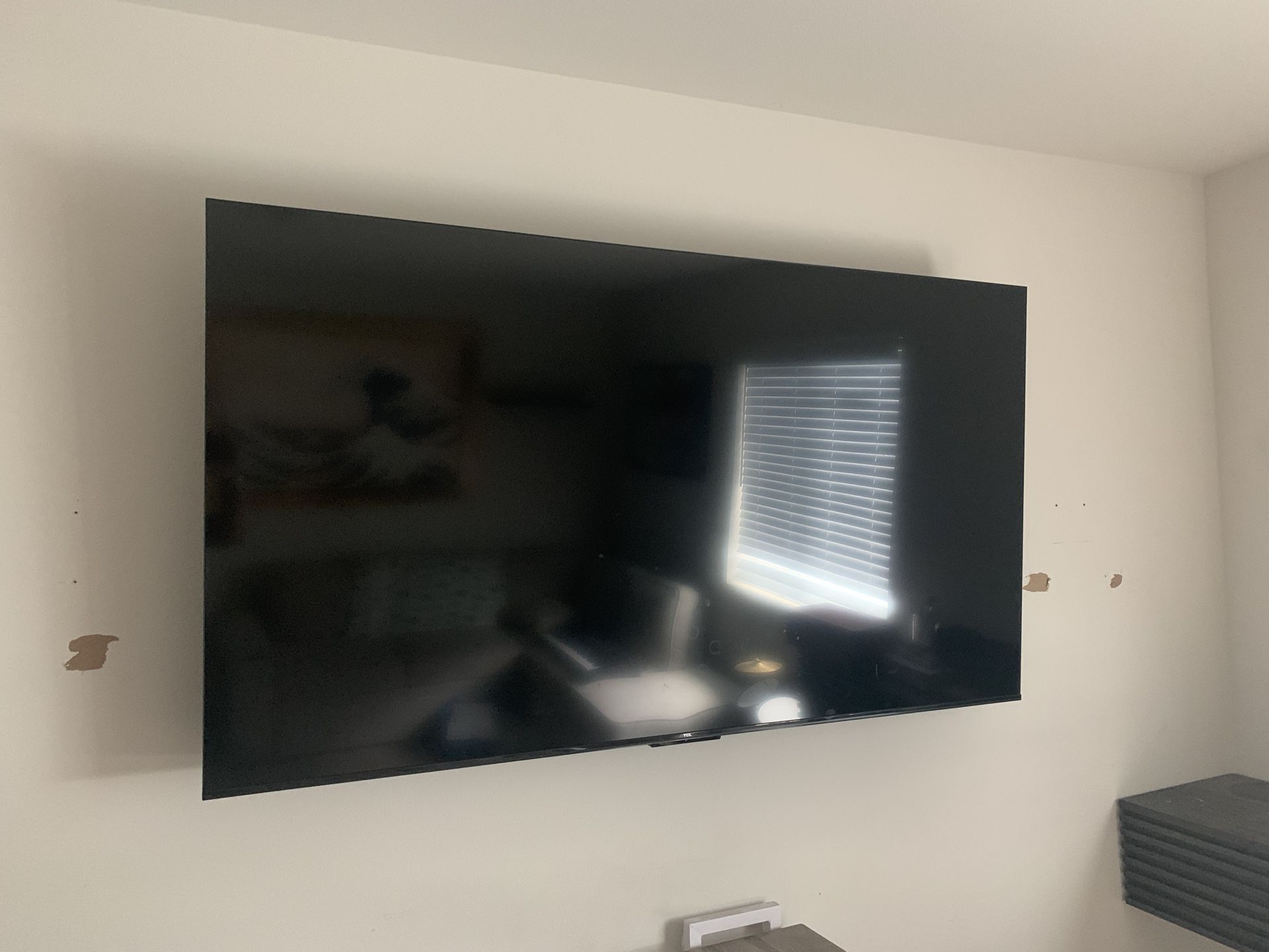 70inch Smart TV With Mount