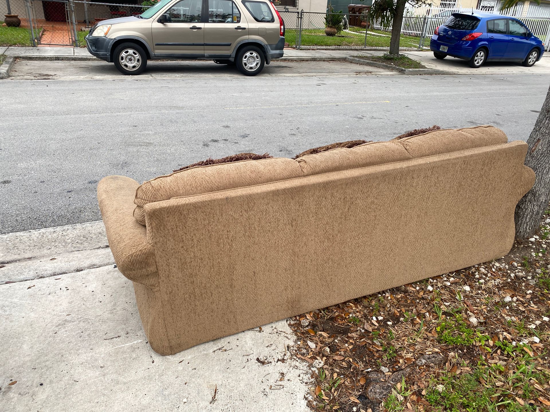Free furniture pick up for Sale in Hialeah, FL OfferUp