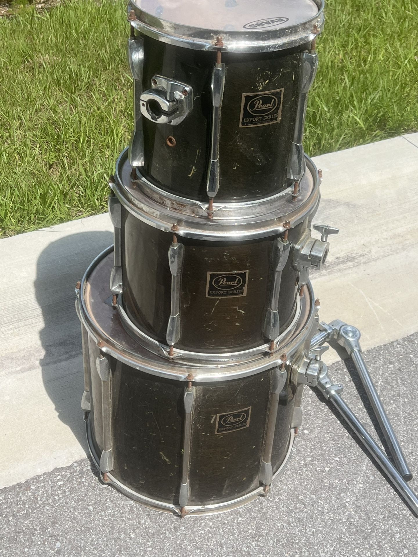 Used Vintage Pearl Export 3pc Drum Set Greenish For Parts Or Repairs acceptable. 10in 12in and 16in. Used in acceptable condition and comes as picture