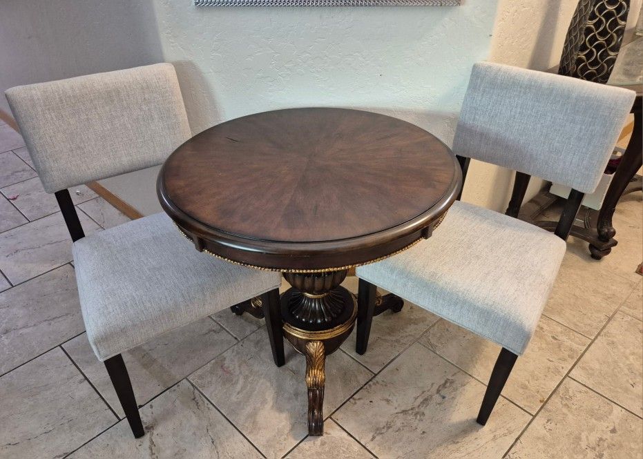 Cute Table And Chairs.. Like New Condition