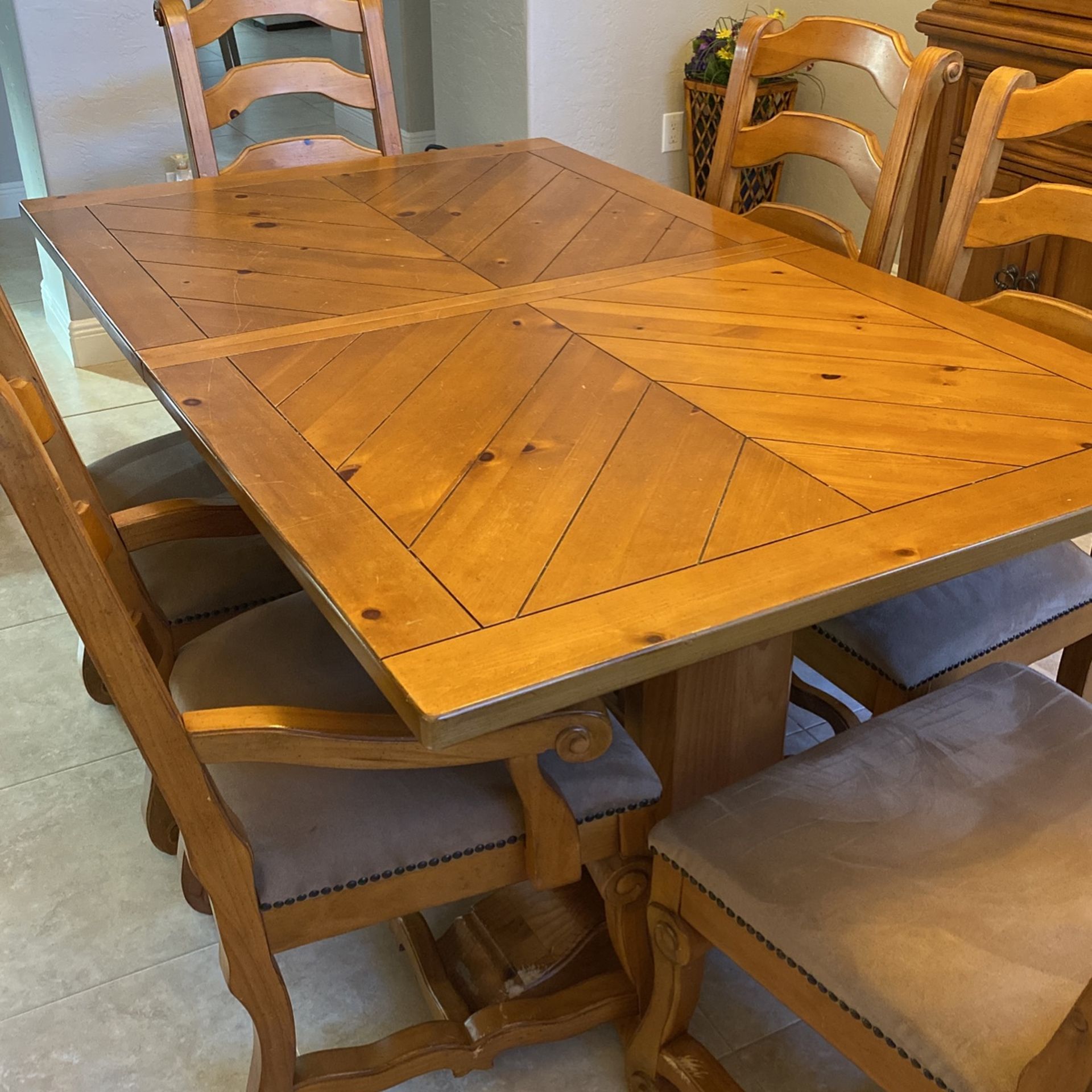 Broyhill Dining Table, 6 Chairs And 2 Leaf Extensions