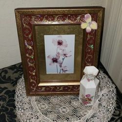 VINTAGE GOLD FILIGREE DAMASK GLITTER BURGUNDY RED WOOD FRAME PINK FLORAL FLOWER PICTURE ART PLAQUE PORCELAIN VASE TABLE DECOR