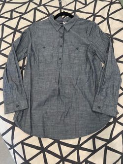 Old Navy grey button up Maternity shirt