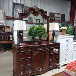 Elegant Classic Dresser With Mirror 