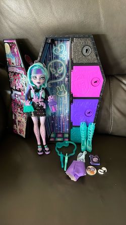 Monster High Doll Twyla Skulltimate Secrets: Neon Frights