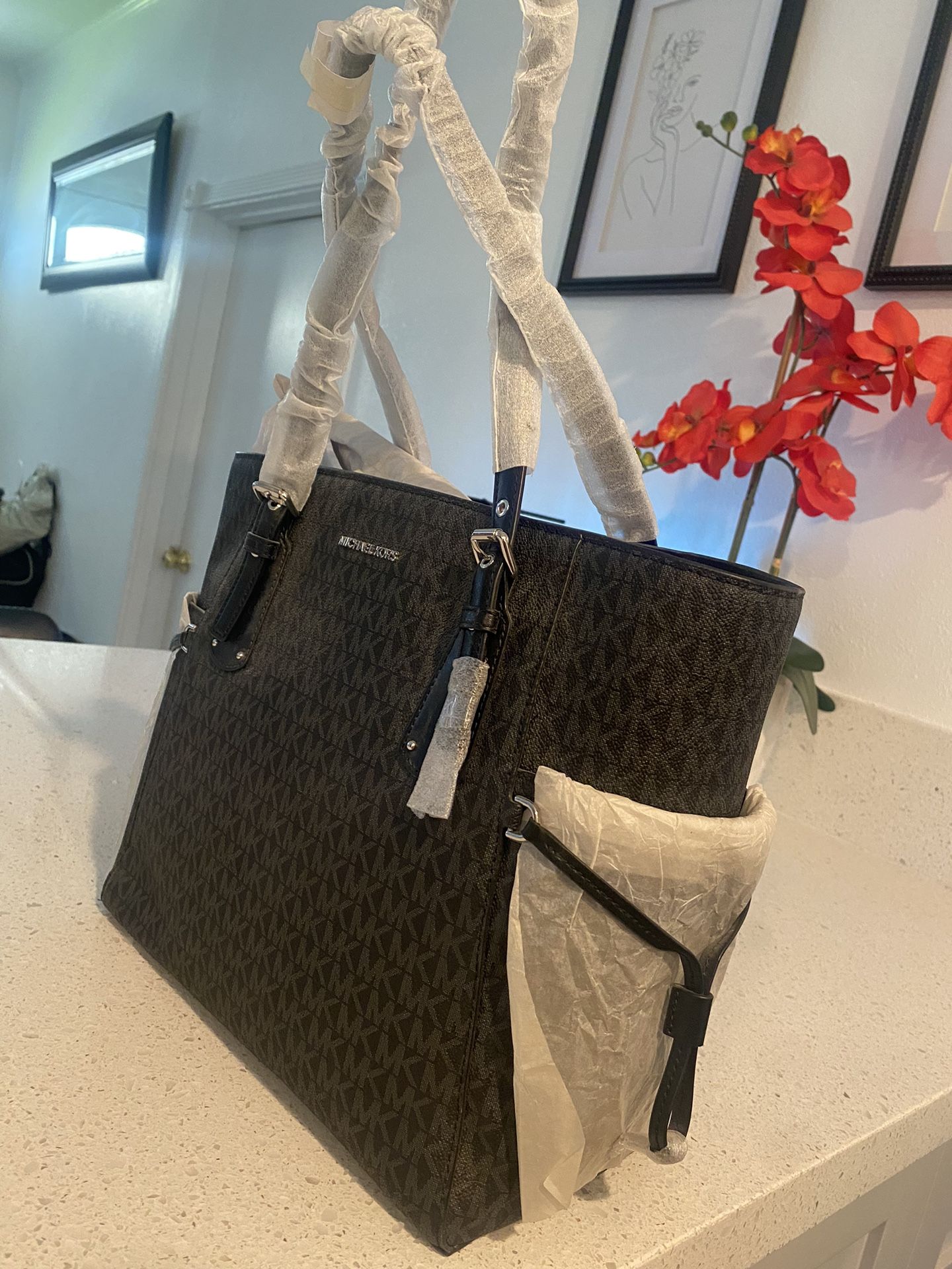 Michael Kors Hamilton Large Tote Leather Braided AQ-1209 for Sale in  Austin, TX - OfferUp