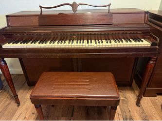 Vintage Wurlitzer upright piano (free)