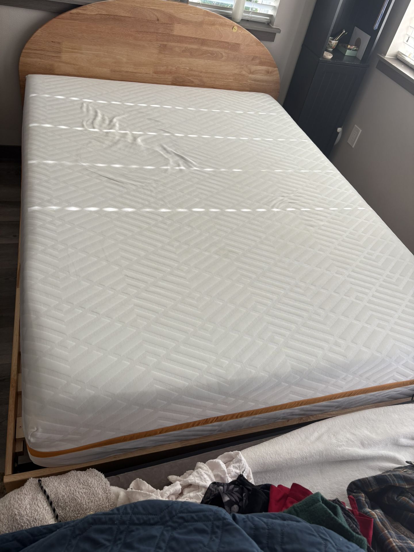 Simmons Plush 12” Gel Memory Foam Queen Mattress