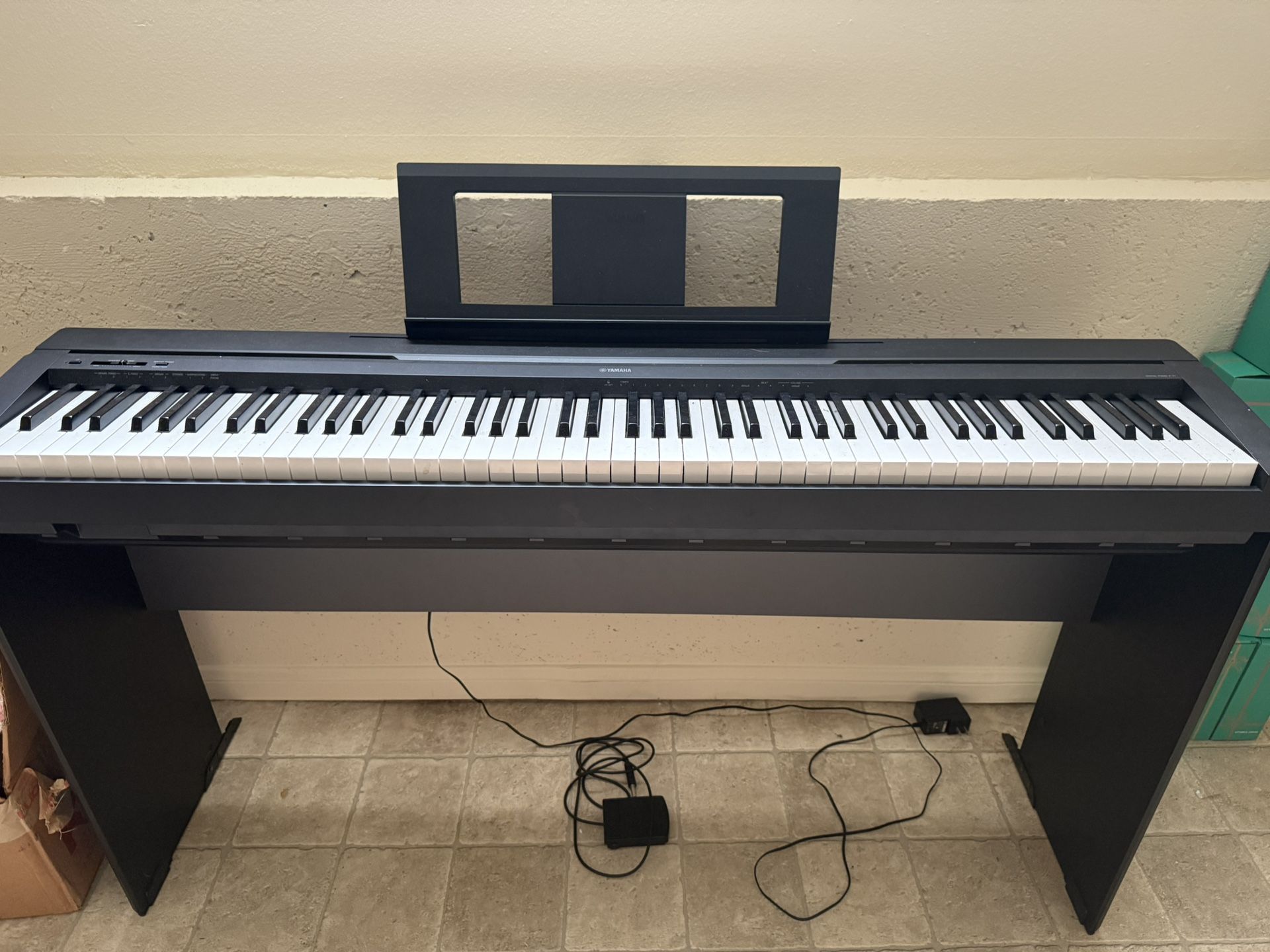 Yamaha P71 Digital Piano, 88 Weighted Keys, Stand and Pedal Included – Excellent Condition