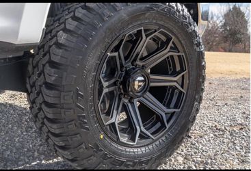 Wheel & Tire Package 22x10 Fuel Siege 6x139.7 / 35/12.50r22 Nitto Ridge Grappler Tires