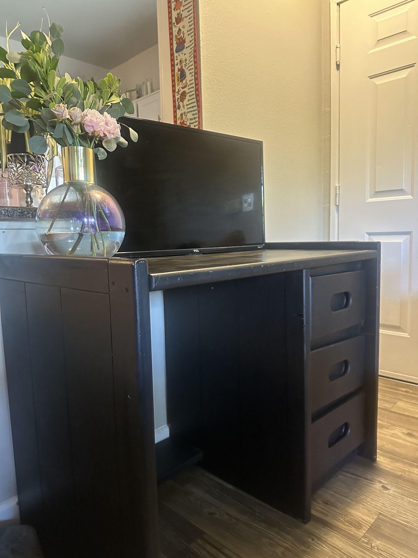 MUST GO! STUDENTS - Save On A Handcrafted Desk/Smart TV