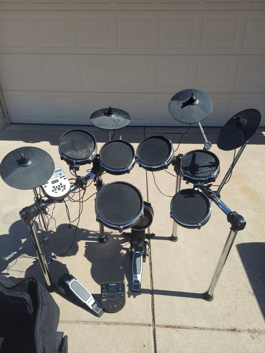 Nitro mesh ELEVEN PIECE electronic drum set w/case