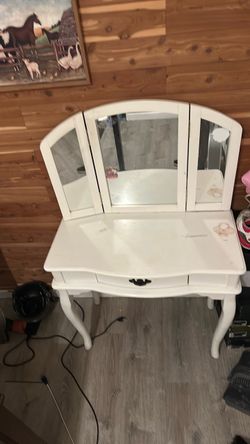 Girls vanity