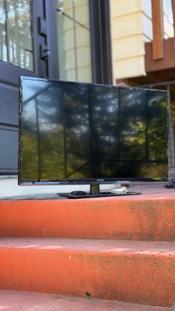 39 inch Panasonic TV with Roku