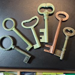 LARGE METAL DECOR SKELETON KEYS