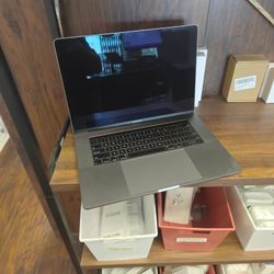 MacBook Pro 15" i7 CPU 16gb Ram N 512gb Ssd