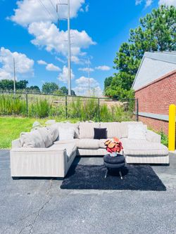 Free Delivery 🚚 Light Gray Sectional Couch