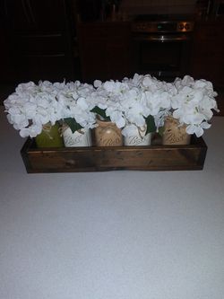 FIVE BALL MASON JARS WITH ARTIFICIAL FLOWERS IN A WOODEN HOLDER