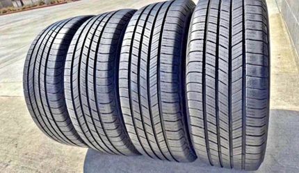 225/60/18 vendo un set de llantas marca Michelin con. Un 89% de vida las 4