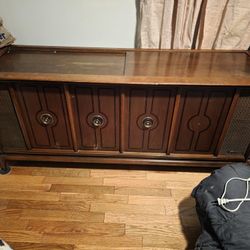 Vintage Stereo With Record Player