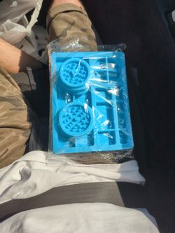 Brand New Silicone Dab Kit And Grinder