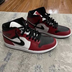 Air Jordan 1 Mid Chicago Black Toe Size 11.5