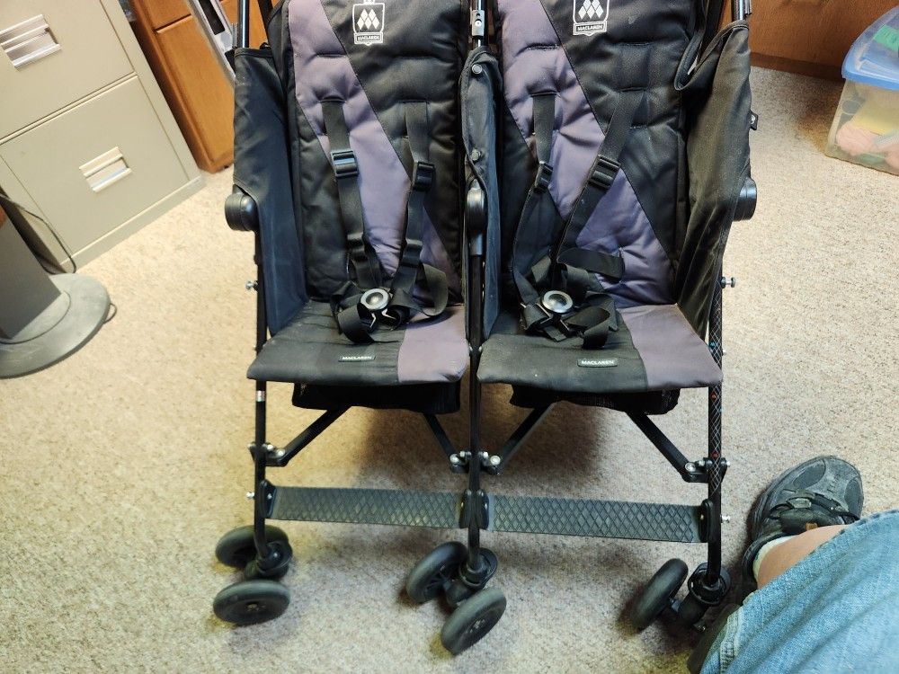 USED MAC LAREN TWIN TRIUMPH STROLLER HAS A SMALL TEAR IN SEAT AND HANDLE