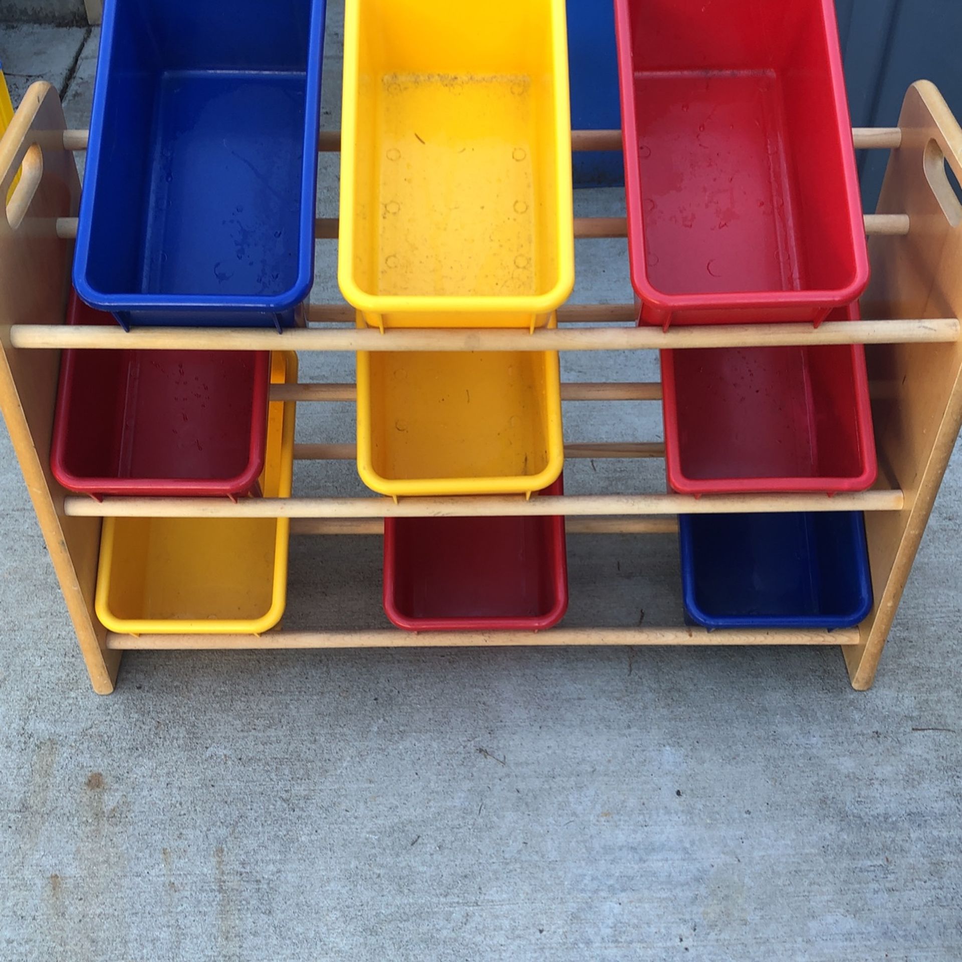Movable bin style toy box