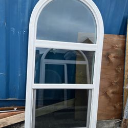 Ventana single hung con arco.