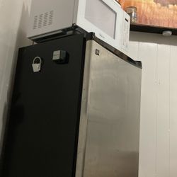 Ge Mini Fridge With Stand And Magic Chef Microwave Both Clean And Work Great 
