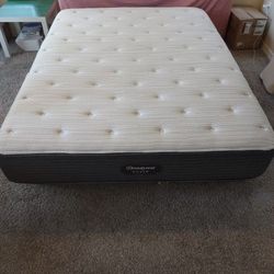 Beautyrest Silver Queen Mattress only Medium Firm . for Sale in