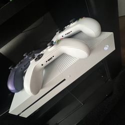 Xbox One Console, game And 3 Controllers 