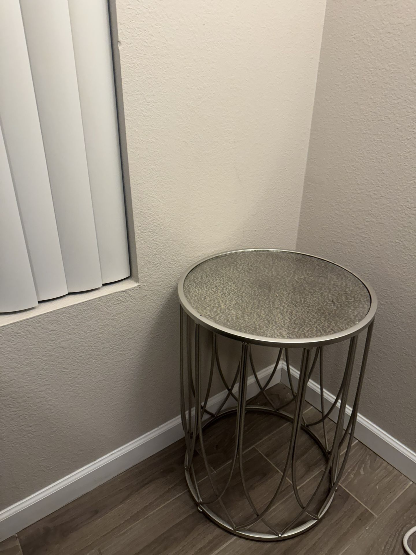 🪞 Elegant Mirrored Side Table