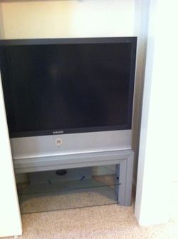 Samsung 40 inch DLP TV needs lamp comes with stand