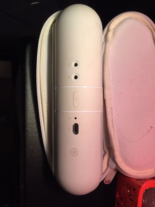 Beats by Dr. Dre Pill 1.0 Portable Wireless Bluetooth Speaker w/3.5mm Auxiliary Jacks & Hard Case (White)'