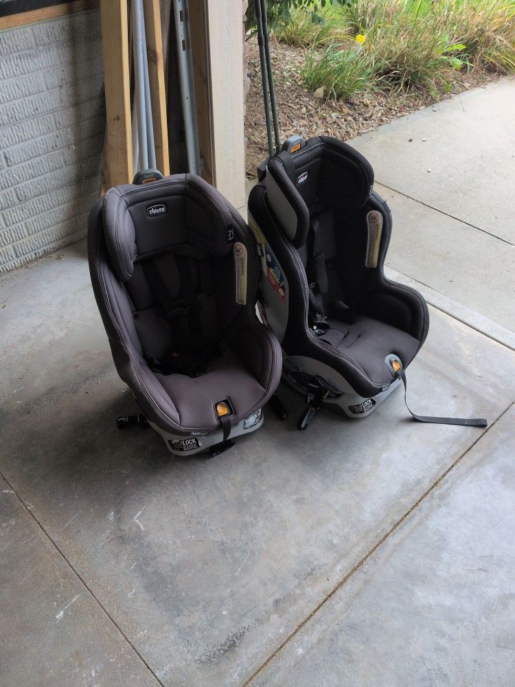 Chicco Front Or Rear Facing Car Seat 2 Free!!!!