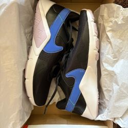 Nike Legend Essential 2 For Women Size 8