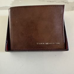 Tommy Hilfiger Men's Leather Wallet Brown New in Box. If you see it listed it’s still available. We are located near Eastern & Windmill. 