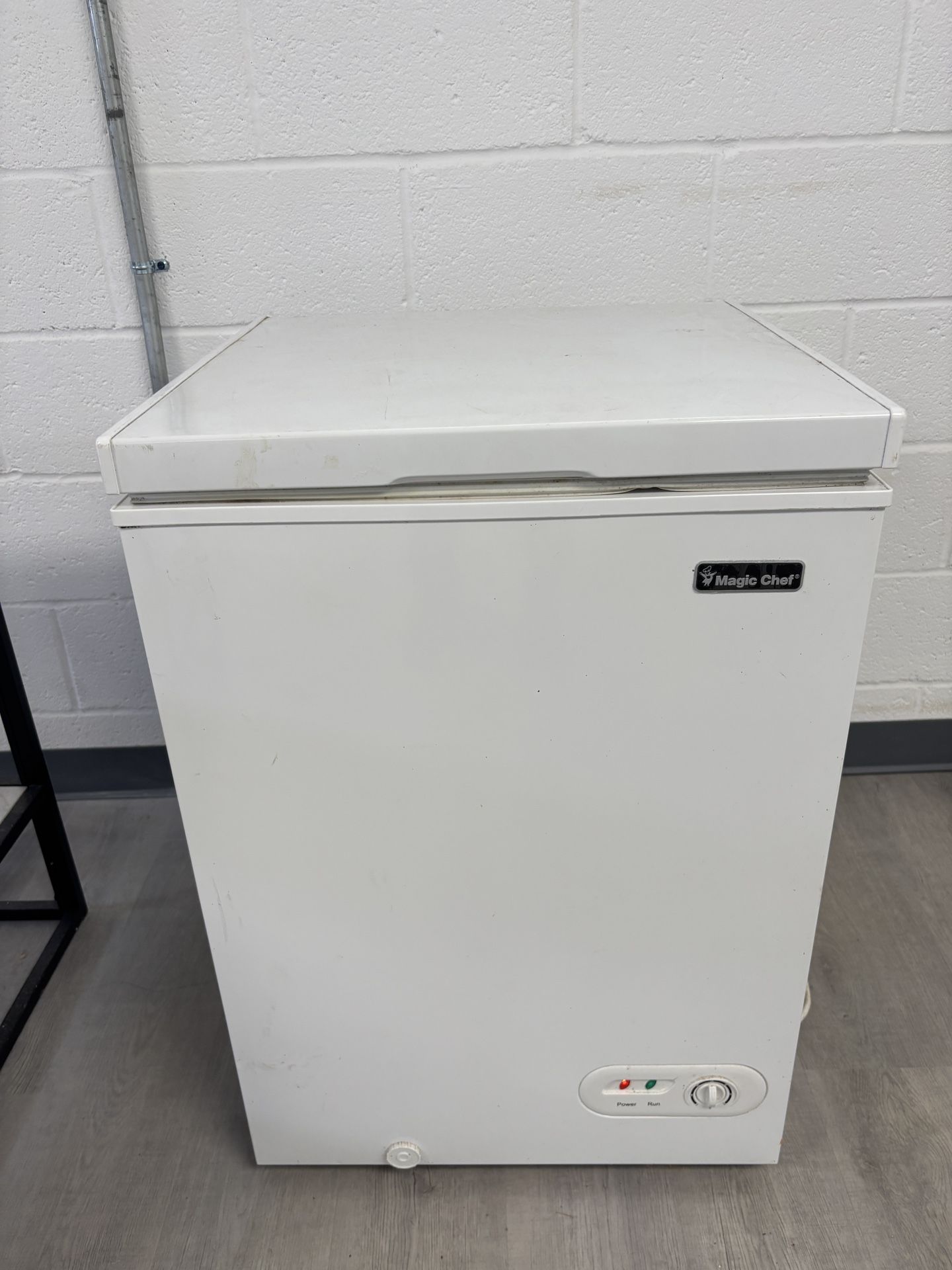 Mini Freezer - Magic Chef HMCF35W2
