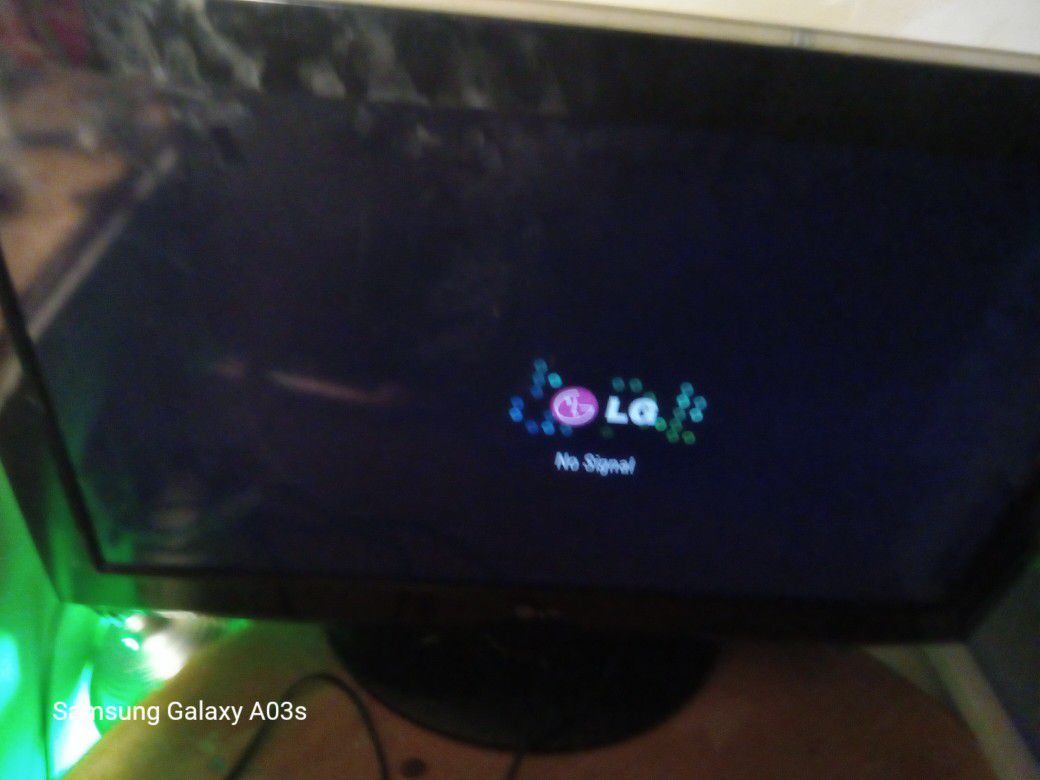 32 Inch LG TV With Remote  No Issues With It 