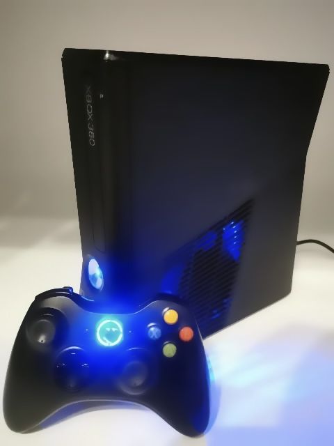 XBOX 360 S 4GB