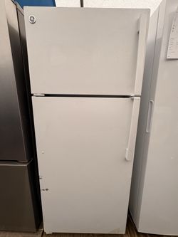 Ge 17.5 cu ft refrigerator sold as is