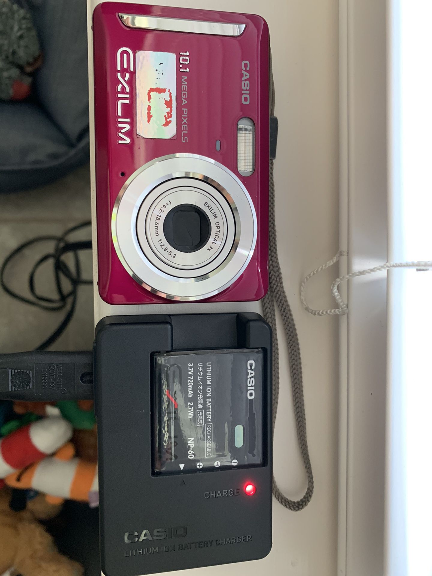 Casio Exilm Digital Camera 10.1 megapixels with battery charger, case, and usb WORKS