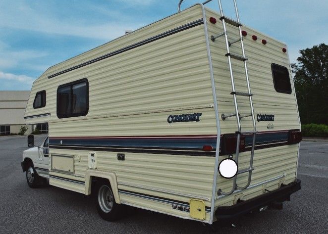 Photo Length 21 Sleep Capacity 6 Clean RV Toyota !!