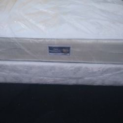 Brand new Queen size set plush Serta mattress included box spring free delivery