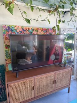 LG 50” LED TV – Excellent Condition – Remote Included