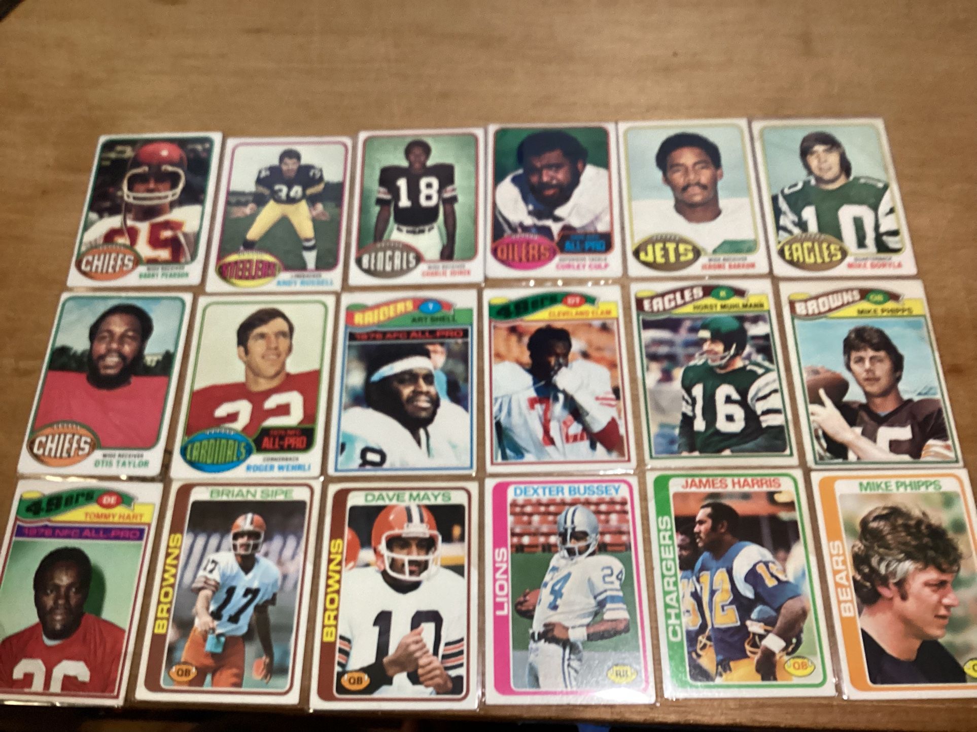 1976 and 1977 and 1978 NFL Football Topps card lot of 18